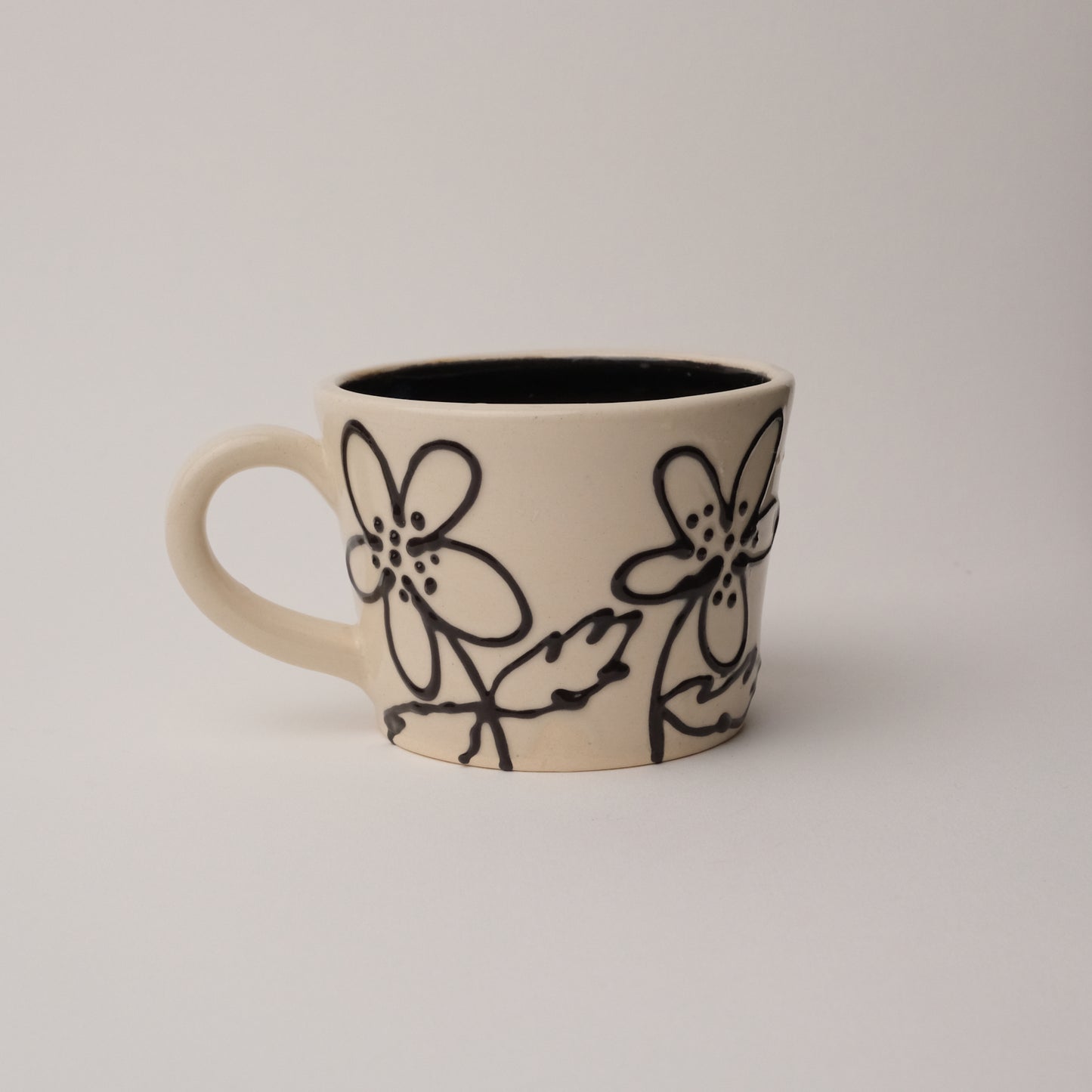 Black and White Flower Sliptrail Mug